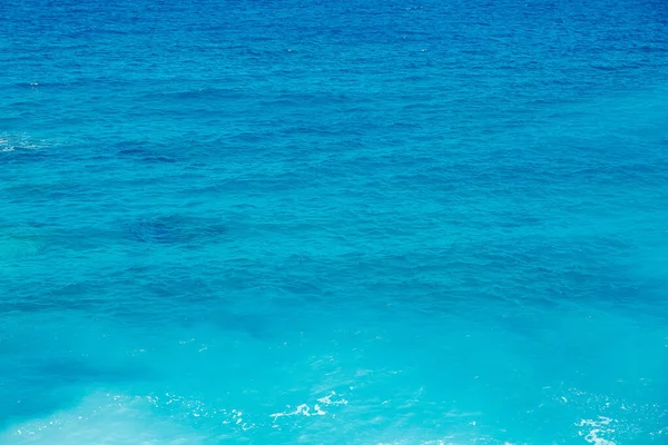 Háttér trópusi kék tiszta átlátszó türkiz tengervíz, napos időjárás — Stock Fotó