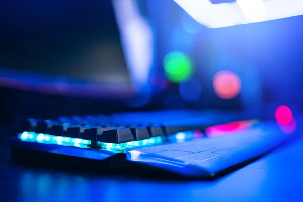 Profesjonalna klawiatura mechaniczna dla graczy online, niebieskie tło, czerwone podświetlenie — Zdjęcie stockowe