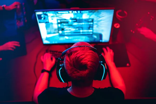 Sala de estudio profesional de cyber gamer con sillón de computadora personal, teclado para flujo en fondo borroso de color neón. Enfoque suave — Foto de Stock
