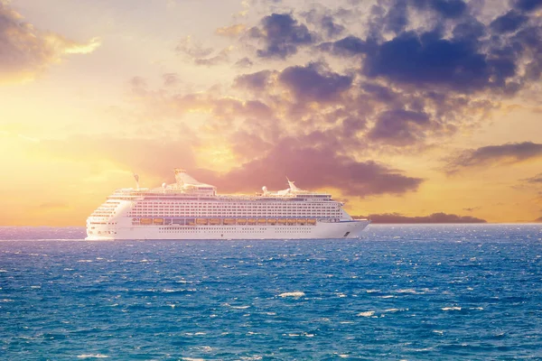 Luxe cruiseschip zonsondergang in blauwe zee met wolken — Stockfoto