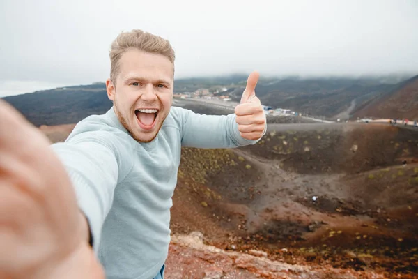 Tourist takes selfie on top of volcano Mount Etna, Σικελία Ιταλία. Ορεινή ταξιδιωτική έννοια — Φωτογραφία Αρχείου