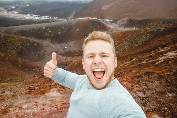 Selfie photo touristique dans le cratère du volcan Etna Sicile Italie — Photo