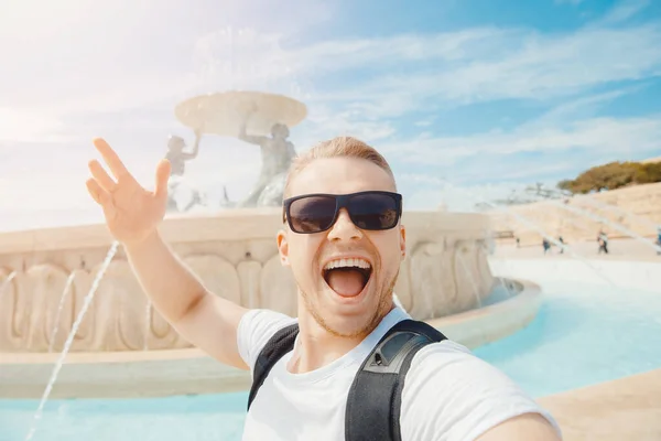 Touristin macht Selfie-Foto vor dem Hintergrund des Tritonbrunnens in Valletta Malta — Stockfoto
