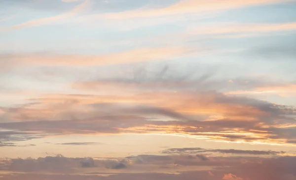 Belo pôr do sol fundo azul céu com nuvens, textura natural, dia ensolarado — Fotografia de Stock