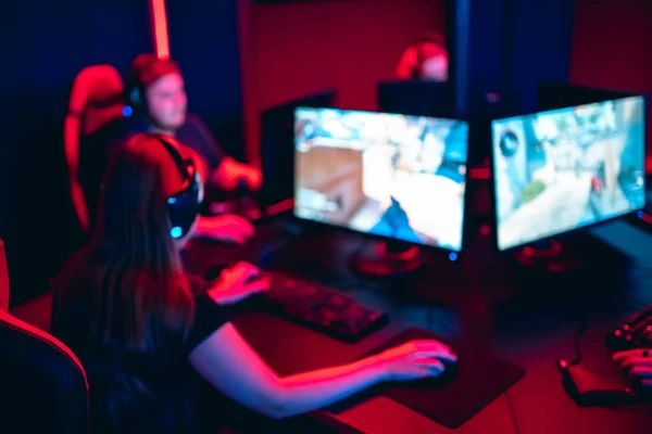 Equipo profesional de fondo borroso grupo de jugadores jugando torneos juegos en línea ordenador con auriculares, rojo y azul —  Fotos de Stock