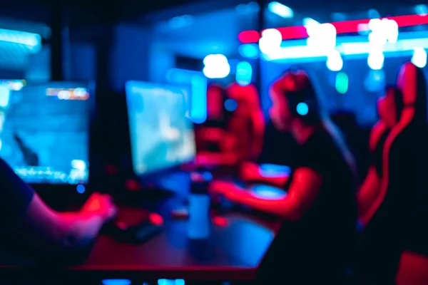 Fondo borroso equipo profesional gamer stream jugando torneos juegos en línea ordenador con auriculares, rojo y azul —  Fotos de Stock