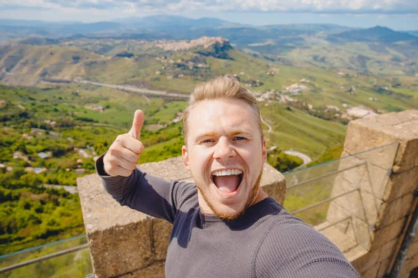 Selfie fotoresenär man ler Castello di lombardia i Enna Sicilien, Italien — Stockfoto
