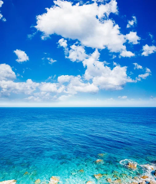 Beyaz bulutlu tropikal gökyüzü, şeffaf turkuaz deniz suyu, güneşli hava — Stok fotoğraf