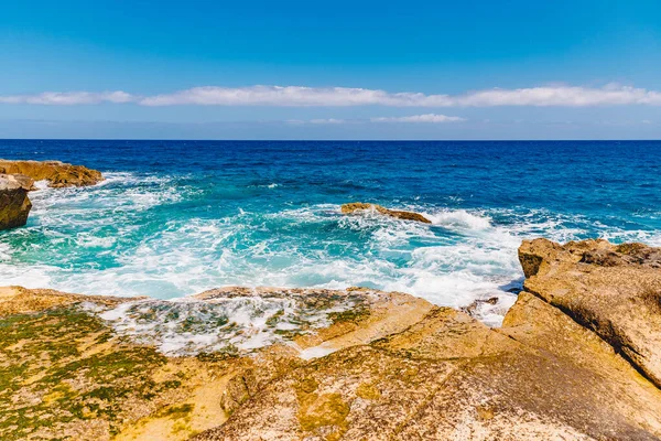 Achtergrond natuurlijke mooie turquoise zeewater met rotsen en rotsachtige strand, transparante bodem — Stockfoto