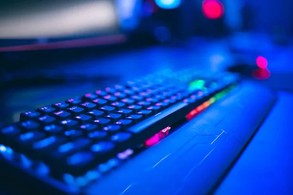 Teclado mecánico profesional para jugadores en línea, fondo azul, retroiluminación roja —  Fotos de Stock