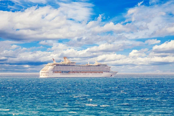 Luxuosas férias navio de cruzeiro em azul céu azul mar azul com nuvens. Concept fundo de viagem — Fotografia de Stock