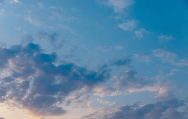 Belo pôr do sol fundo azul céu com nuvens, textura natural, dia ensolarado — Fotografia de Stock