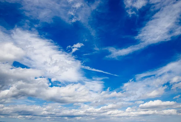 Hermoso cielo azul nubes fondo, textura natural, día soleado — Foto de Stock