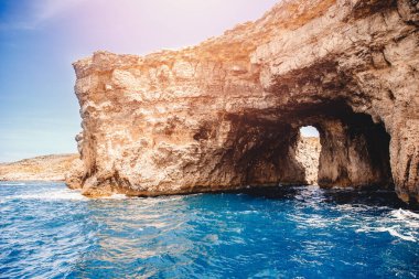 Panorama plajı Blue Lagoon Comino Malta. Pencereli ve kemerli Akdeniz 'li kayalık sahil