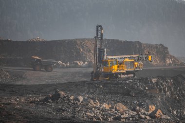 Mayın kömürü ve bağırsaklardaki toprak patlamasından çıkan mineraller. Sondaj platformları patlayıcı yerleştirmek için matkap kuyuları.
