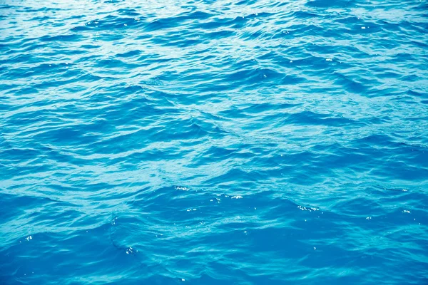 Природный фон голубое море с волнами, лазурная чистая вода пляжа. Вид сверху с воздуха — стоковое фото