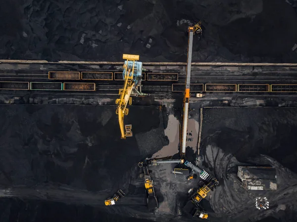 Verladung von Kohle Anthrazit Bergbau im Hafen auf Frachtschiff mit Kran Eimer des Zuges. Luftaufnahme von oben — Stockfoto