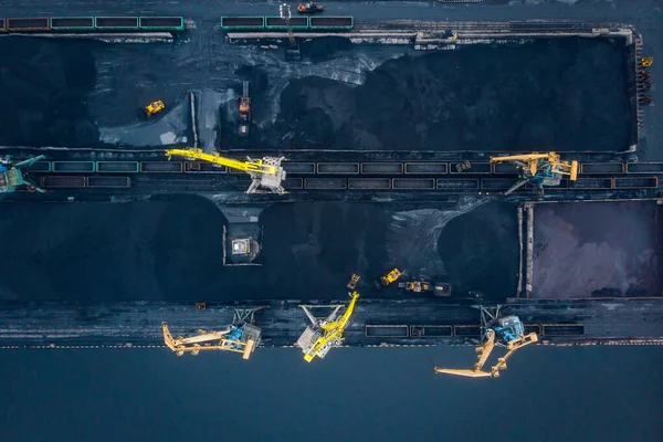 Lasta kol antracit gruvdrift i hamn på lastfartyg tankfartyg med kran hink med tåg. Vy ovanifrån — Stockfoto