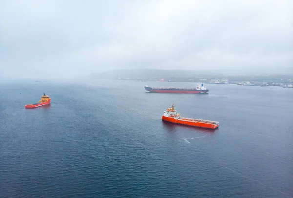 Öltanker fährt im blauen Nebel. Luftaufnahme von oben — Stockfoto