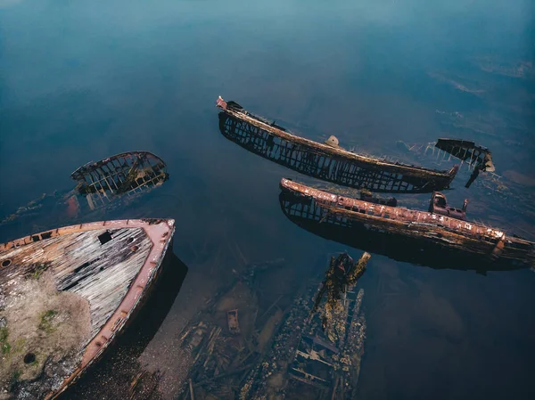 Cemitério de navios antigos Teriberka Murmansk Rússia, restos de madeira de barcos de pesca industriais no mar. Conceito de industrialização. Vista aérea superior — Fotografia de Stock