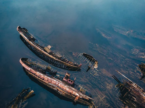 Hřbitov starých lodí v Teriberka Murmansk Rusko, dramatická fotografie. Letecký pohled shora — Stock fotografie