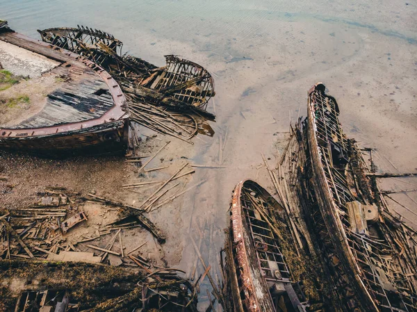 Hřbitov starých lodí Teriberka Murmansk Rusko, dřevěné pozůstatky průmyslových rybářských lodí na moři. Industrializační koncept. Letecký pohled shora — Stock fotografie
