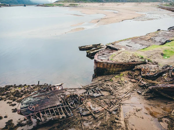 Cimetière de vieux navires à Teriberka Mourmansk Russie, photo dramatique. Vue aérienne du dessus — Photo