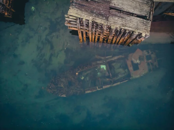 Cimetière de vieux navires à Teriberka Mourmansk Russie, photo dramatique. Vue aérienne du dessus — Photo