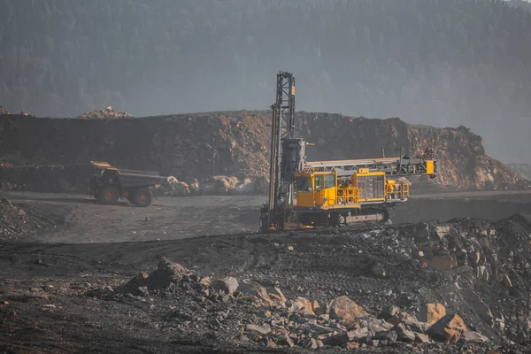 Nyissa meg a bánya szén és ásványi anyagok a belek talaj robbanás. Öntött robbanóanyagok beszerelésére szolgáló fúrótornyok fúrótornyai — Stock Fotó