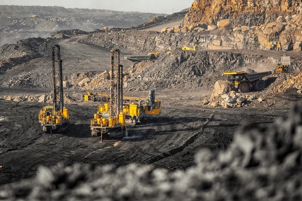 Drilling machine borer installing cast explosives blasting. Open coal mine — Stockfoto