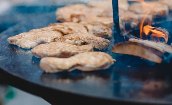 Vepřová žebírka a steak vařené na grilu, open fire street food festival — Stock fotografie
