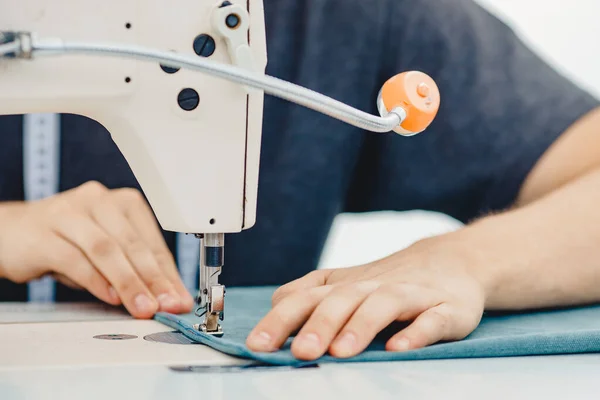 Mani maschili sarto lavorando sulla macchina da cucire, rendendo shopper borsa di tessuto — Foto Stock