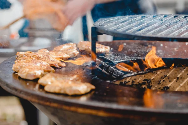 Vepřová žebírka a steak vařené na grilu, open fire street food festival — Stock fotografie