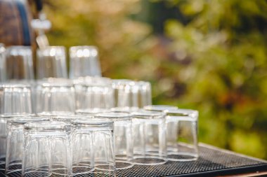 Yemek servisi. Masa seti, cam kadehler, çatal bıçak takımı.