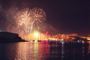 Malta Valletta gece havai fişek festivali. Seyahat kavramı