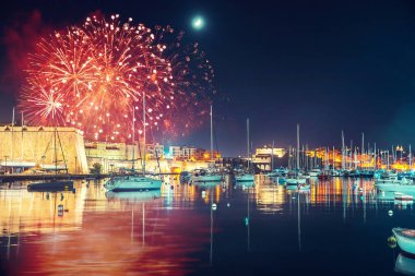 Malta Valletta gece havai fişek festivali. Seyahat kavramı