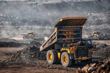 Büyük sarı maden kamyonu. Antrasit yüklü. Açık kömür madeni taşıyor.