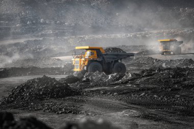 Açık maden endüstrisi, kömür antrasit için büyük sarı maden kamyonu.