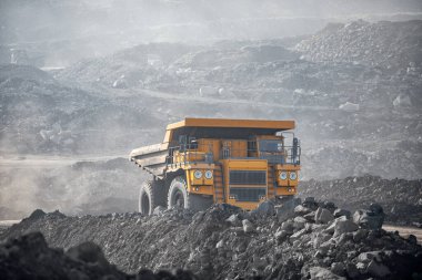 Açık maden endüstrisi. Kömür için büyük sarı maden kamyonu yol kariyerine doğru ilerliyor.