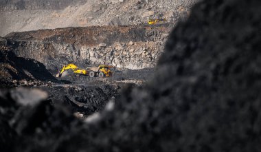 Banner Açık maden endüstrisi, kazıcı antrasit için büyük sarı maden kamyonuna kömür yüklüyor