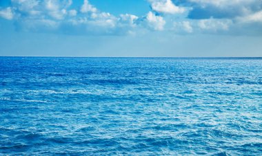 Doğal arka plan dalgalı mavi deniz, masmavi berrak su plajı