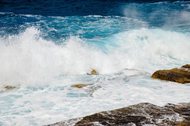 Doğal arka plan dalgalı mavi deniz, masmavi berrak su plajı
