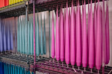 Kürsüde mum yapma ve kurutma işlemi dikey