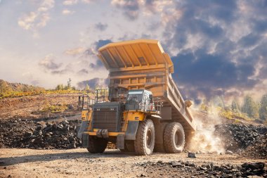 Açık maden endüstrisi, kömür antrasit için büyük sarı maden kamyonu.