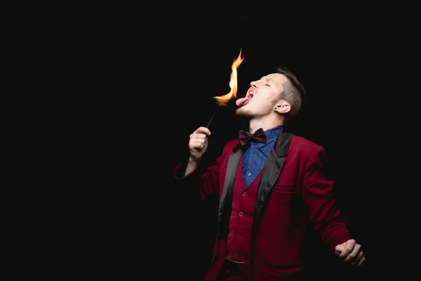 Пожежне шоу, фокусник ковтає опік і викладає язик у рот — стокове фото