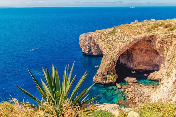Синій Грот на Мальті. Приємний човен з туристами. Вікно природної арки — стокове фото