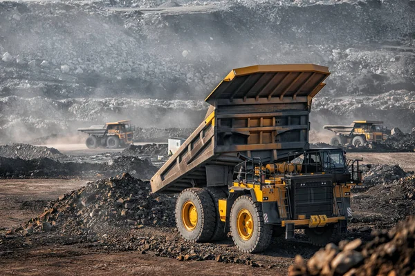 Gran camión minero amarillo cargado de antracita se mueve mina de carbón a cielo abierto — Foto de Stock