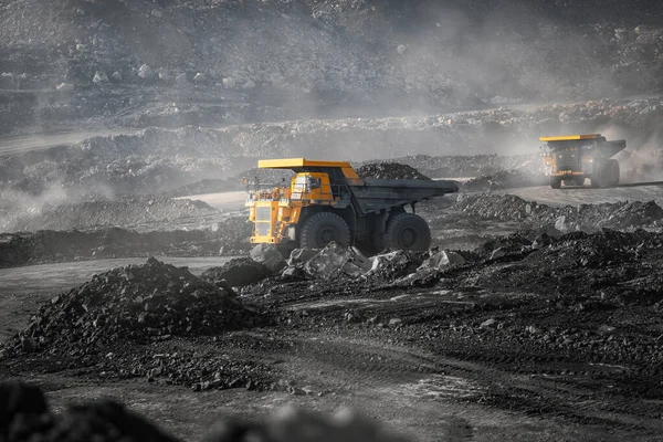 Industria minera a cielo abierto, gran camión minero amarillo para antracita de carbón —  Fotos de Stock