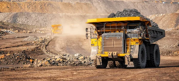 Industria minera a cielo abierto, gran camión minero amarillo para antracita de carbón — Foto de Stock