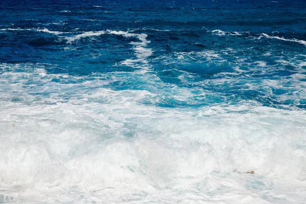 Doğal arka plan dalgalı mavi deniz, masmavi berrak su plajı — Stok fotoğraf